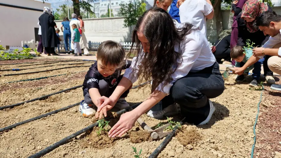 Özel Çocuklar Fideleri Toprakla Buluşturdu