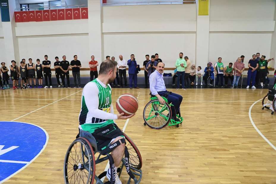 Başkan Altay Tekerlekli Sandalyeye Oturdu Engelli Basketçilerle Maç Yaptı