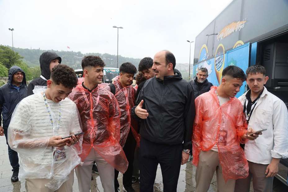 Başkan Altay YHT ile Günübirlik İstanbul Gezisine Katılan Öğrencilere Eşlik Etti