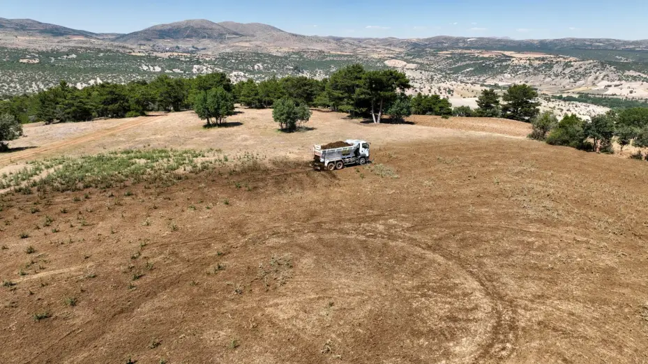 Selçuklu Belediyesi Üreticilere Kamyon Üzeri Gübre Dağıtım Makinesi ile Kolaylık Sağlıyor 