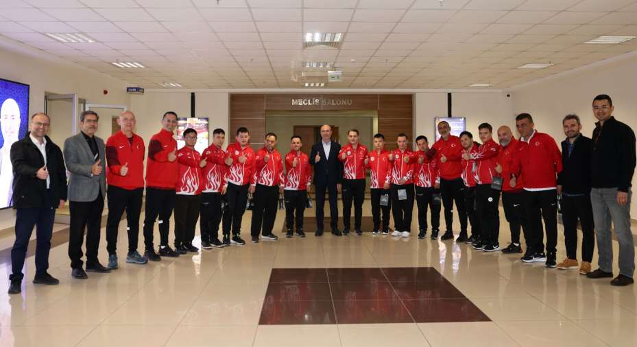 Başkan Pekyatırmacı Özel Sporcular Futsal Milli Takımı'nı Misafir Etti