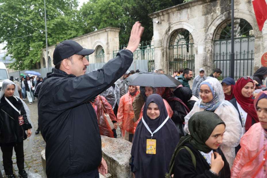 Başkan Altay YHT ile Günübirlik İstanbul Gezisine Katılan Öğrencilere Eşlik Etti