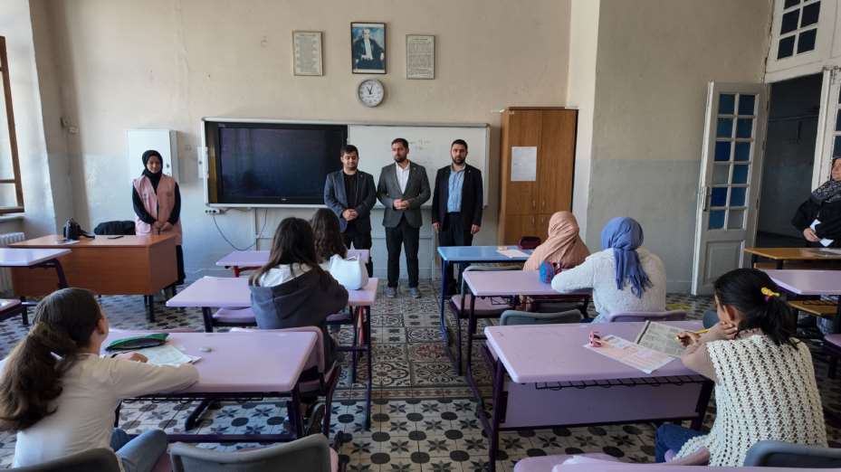 Kaybedeni Olmayan Ödüllü Sınava Binlerce Öğrenci Katıldı