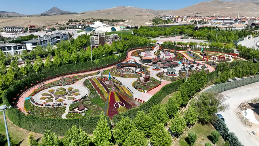 Turizmin Gözdesi Selçuklu Çicek Bahçesi Ziyaretçilerini Bekliyor