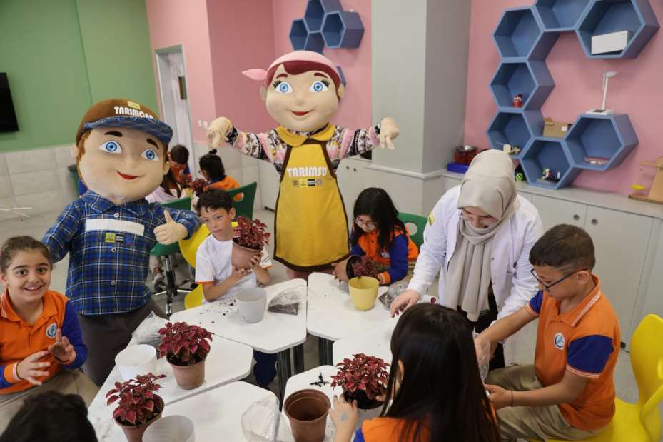 Büyükşehir'in "Yerli tohum milli tarım" Projesi'nde "En güzel çicek benim annem" Etkinliği