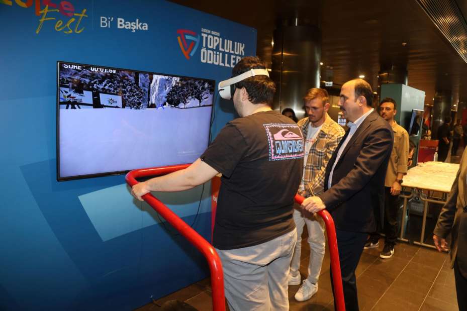Başkan Altay Gençlik Meclisi Topluluk Ödülleri "Biz bize fest bi başka" Programının Açılışına Katıldı
