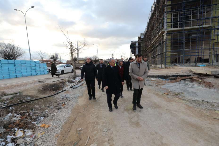 Vali Akın, Başkan Kılca, Maksut Yüksek ve Birdal Öztürk Karatay Spor Merkezi'ni İnceledi