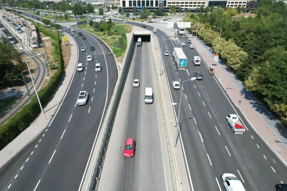 Konya Büyükşehir Ahmet Yesevi Caddesi ve Sakarya Kavşağı'nda Yol Kalitesini Yükseltti