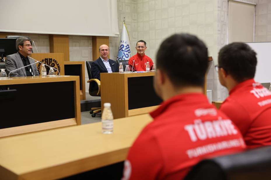Başkan Pekyatırmacı Özel Sporcular Futsal Milli Takımı'nı Misafir Etti