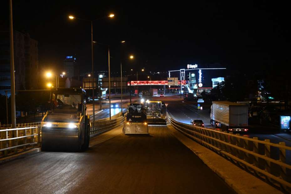 Başkan Altay Koyuncu Köprülü Kavşağı'nda Gece Devam Eden Asfalt Çalışmalarını İnceledi