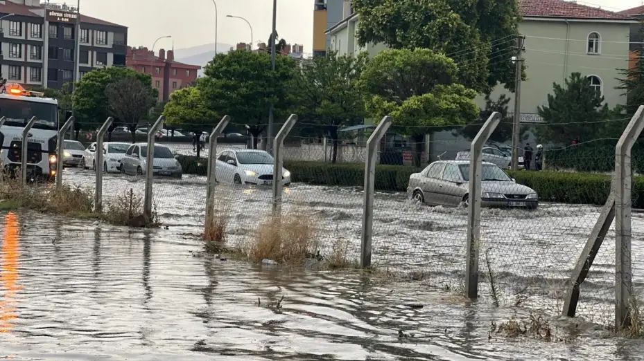 Konya'da Yağmur Bastırdı, Sürücüler Zor Anlar Yaşadı