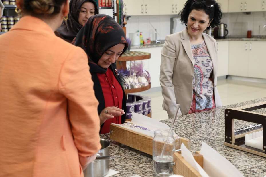 Konya Protokol Eşlerinden "Atölye Karatay"a Ziyaret