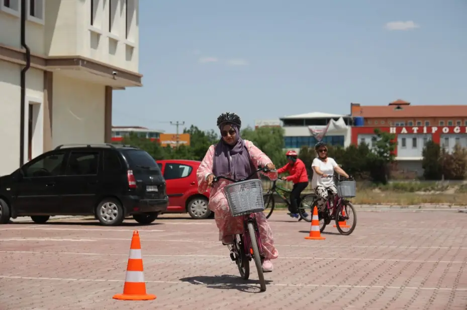 Komek'te Kadınlar İçin Verilen Bisiklet Kullanma Eğitimi Büyük Beğeni Görüyor