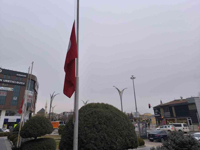 Kentlerde bayraklar yarıya indirildi