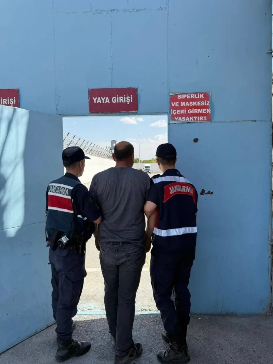 Farklı suçlardan aranan şahıs çatı katında yakalandı 