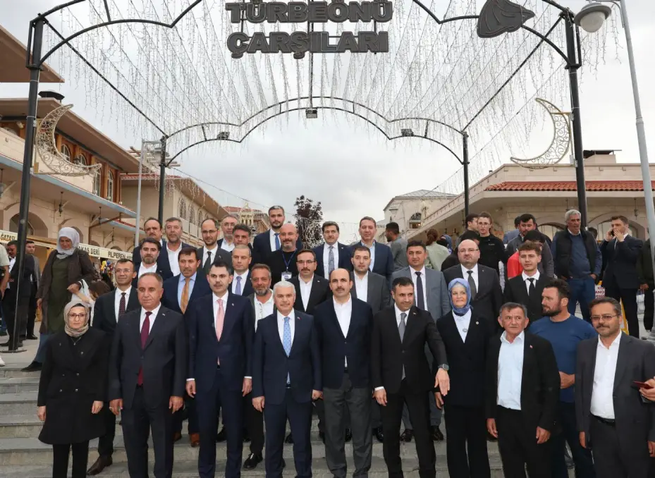 Bakan Kurum Türbeönü Çarşılarında Konyalılarla Kucaklaştı