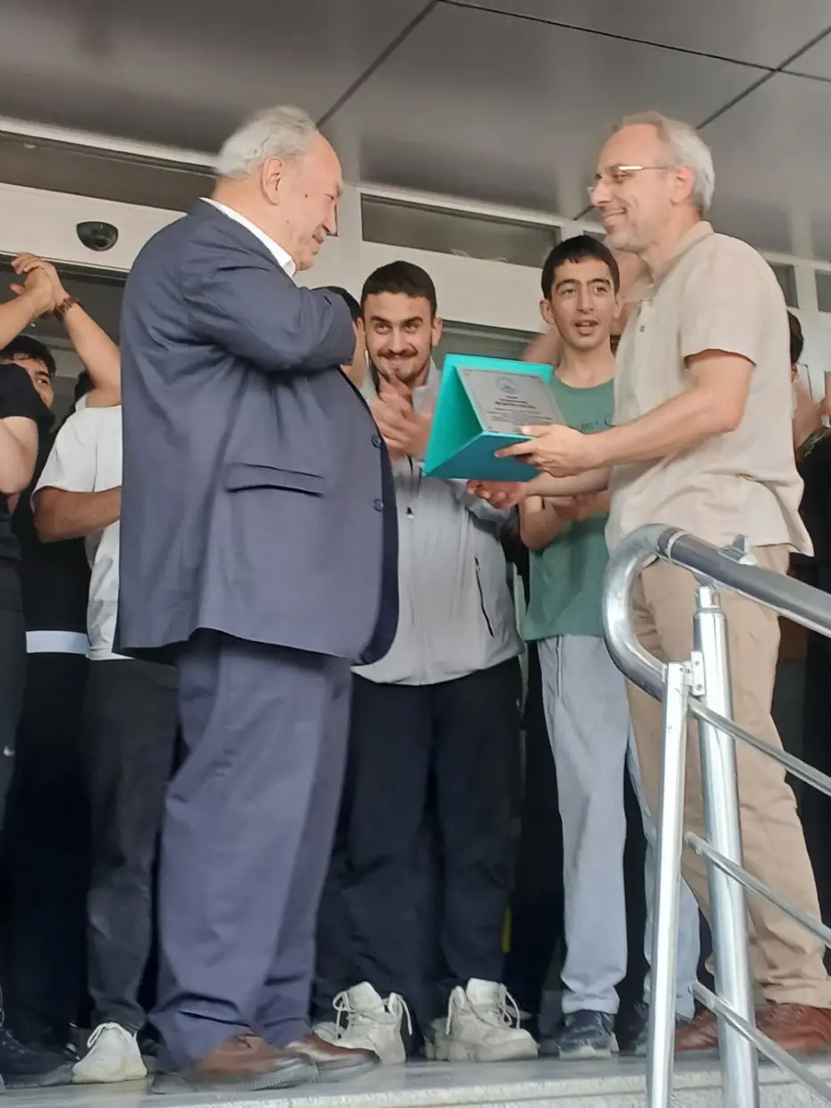 Tatlı Bir Veda: 40 Yıllık Eğitim Çınarı Emekliye Uğurlandı 