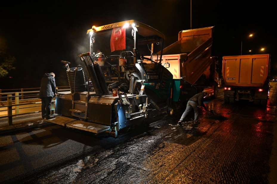 Başkan Altay Koyuncu Köprülü Kavşağı'nda Gece Devam Eden Asfalt Çalışmalarını İnceledi