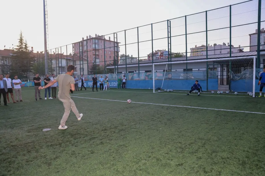 Konyasporlu Futbolculardan Selçuklu Belediyespor Kulübü U15 ve U17 Futbol Takımlarına Moral Ziyareti 