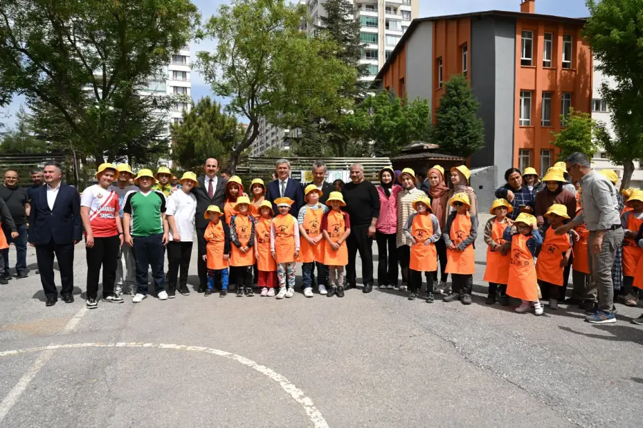 Başkan Altay Özel Gençlerle Birlikte Sebze Fidelerini Toprakla Buluşturdu