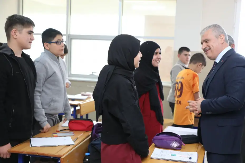 Vali İbrahim Akın, Yunak İlçesini Ziyaret Etti 