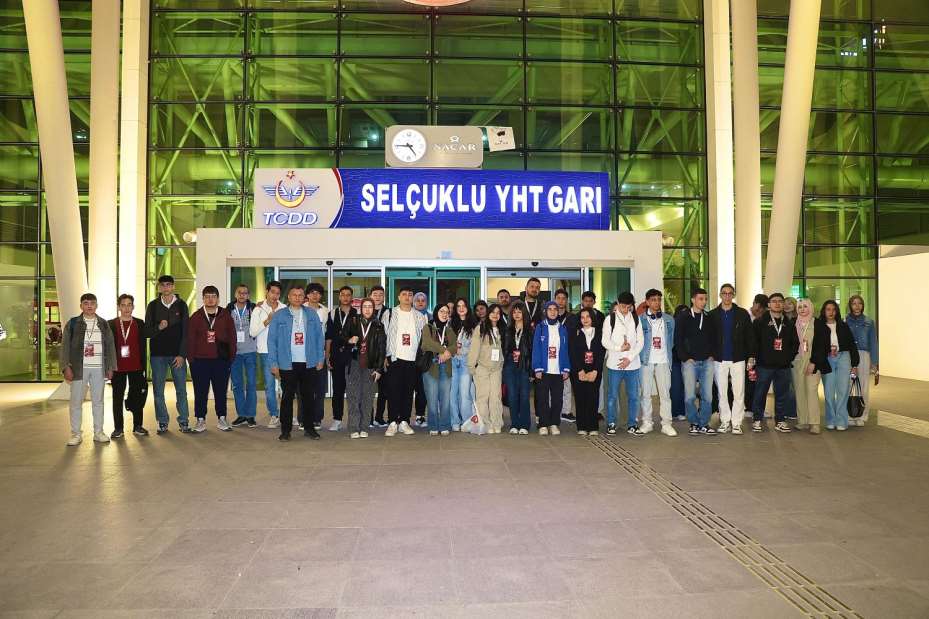 Başkan Altay YHT ile Günübirlik İstanbul Gezisine Katılan Öğrencilere Eşlik Etti