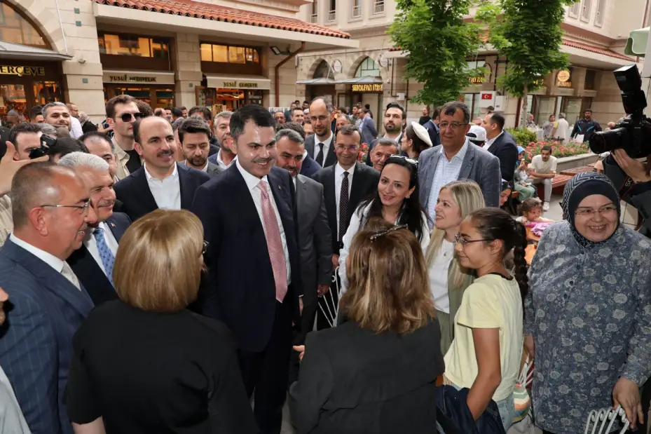 Bakan Kurum Türbeönü Çarşılarında Konyalılarla Kucaklaştı