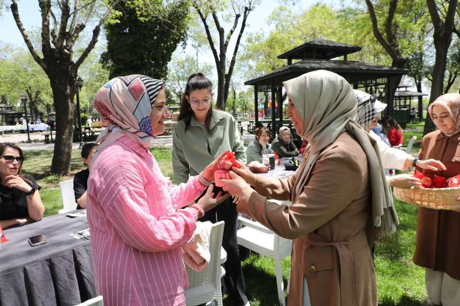Karatay Belediyesi'nden Kadın Personele Anneler Günü Sürpizi