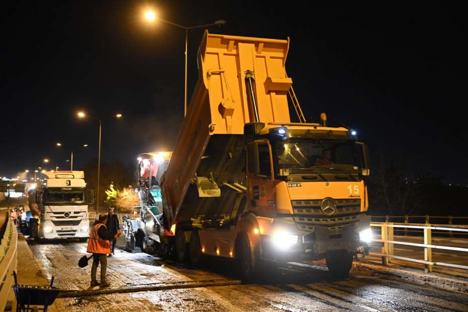 Başkan Altay Koyuncu Köprülü Kavşağı'nda Gece Devam Eden Asfalt Çalışmalarını İnceledi