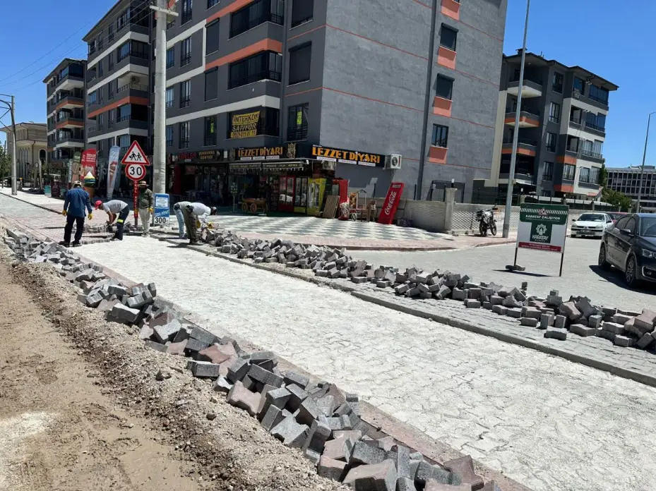 Karatay'da Yol ve Kaldırım Çalışmaları Tüm Hızıyla Devam Ediyor