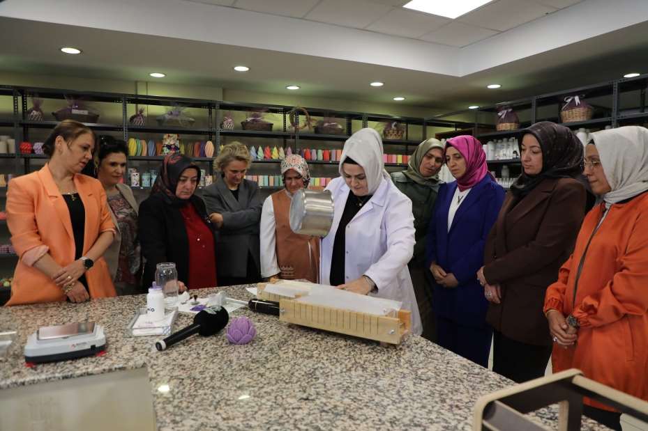 Konya Protokol Eşlerinden "Atölye Karatay"a Ziyaret