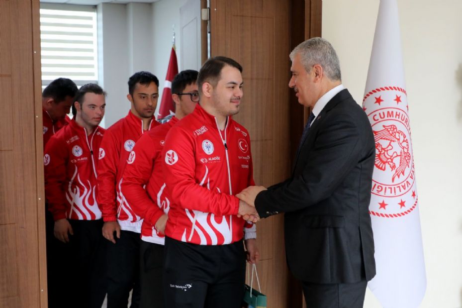 Vali Akın, Avrupa Şampiyonasına Konya'da Hazırlanan Down Sendromlu Futsal Milli Takımını Ağırladı 