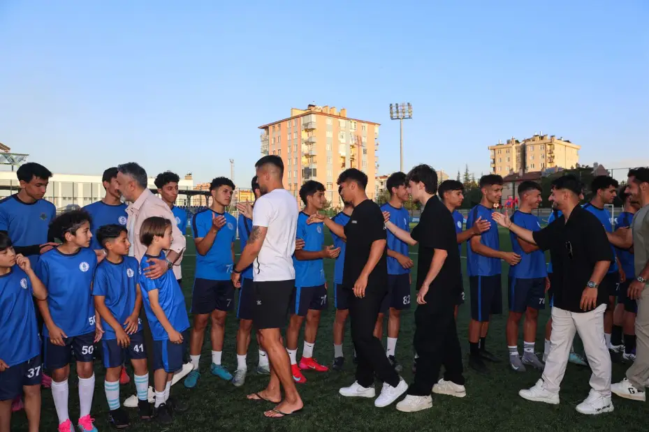 Konyasporlu Futbolculardan Selçuklu Belediyespor Kulübü U15 ve U17 Futbol Takımlarına Moral Ziyareti 