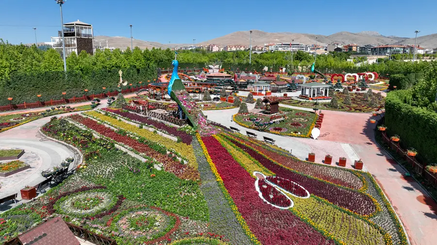 Turizmin Gözdesi Selçuklu Çicek Bahçesi Ziyaretçilerini Bekliyor