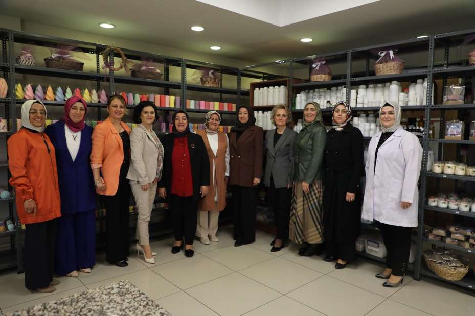 Konya Protokol Eşlerinden "Atölye Karatay"a Ziyaret