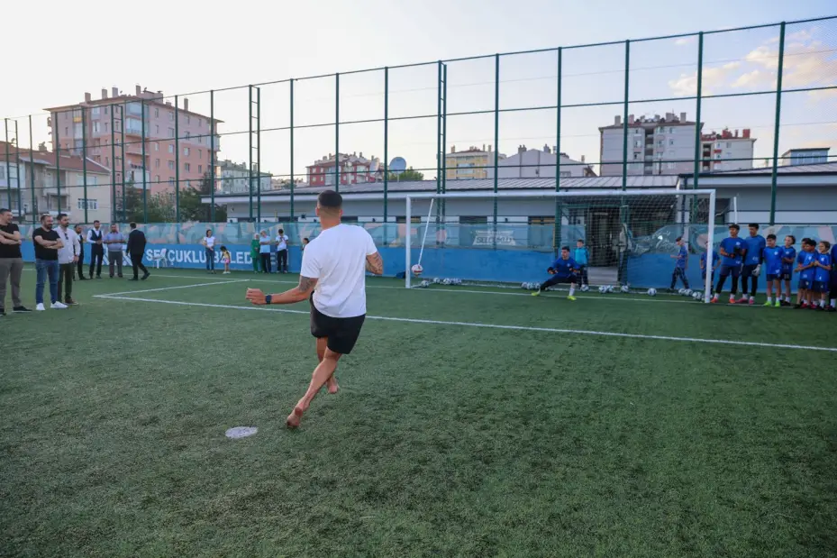 Konyasporlu Futbolculardan Selçuklu Belediyespor Kulübü U15 ve U17 Futbol Takımlarına Moral Ziyareti 