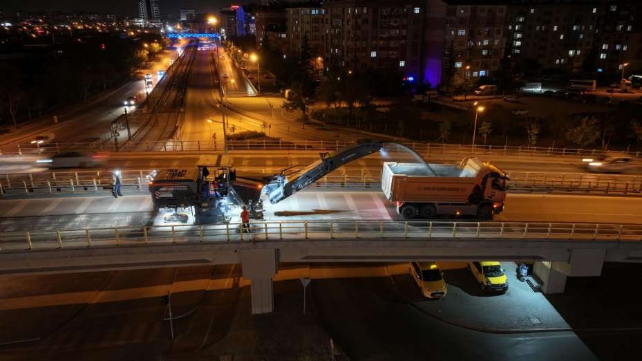 Başkan Altay Koyuncu Köprülü Kavşağı'nda Gece Devam Eden Asfalt Çalışmalarını İnceledi