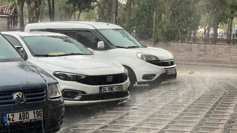 Konya'da Yağmur Bastırdı, Sürücüler Zor Anlar Yaşadı