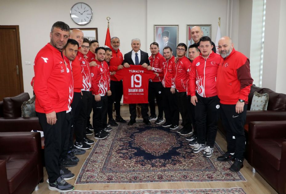 Vali Akın, Avrupa Şampiyonasına Konya'da Hazırlanan Down Sendromlu Futsal Milli Takımını Ağırladı 