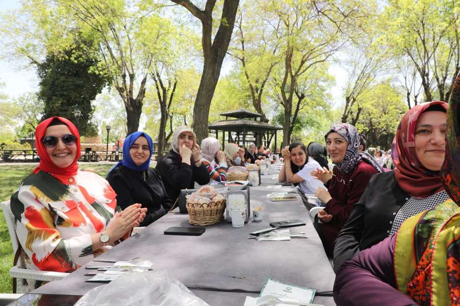 Karatay Belediyesi'nden Kadın Personele Anneler Günü Sürpizi