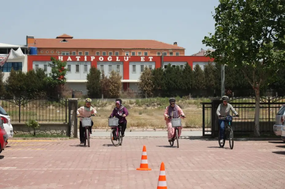 Komek'te Kadınlar İçin Verilen Bisiklet Kullanma Eğitimi Büyük Beğeni Görüyor