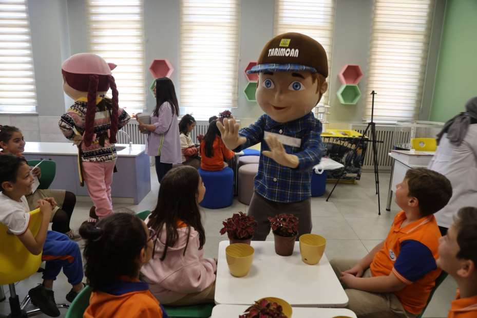 Büyükşehir'in "Yerli tohum milli tarım" Projesi'nde "En güzel çicek benim annem" Etkinliği