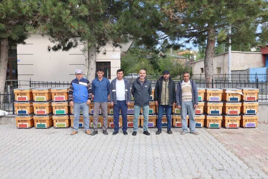 Arılı Kovan Desteği Projesi'nin 3.Yılında Üreticilerin Arı ve Kovanları Dağıtıldı
