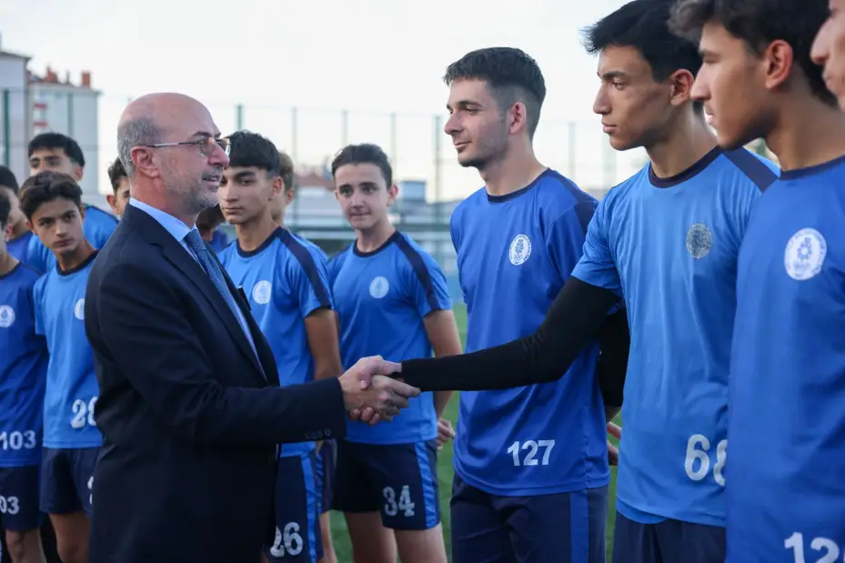 Konyasporlu Futbolculardan Selçuklu Belediyespor Kulübü U15 ve U17 Futbol Takımlarına Moral Ziyareti 