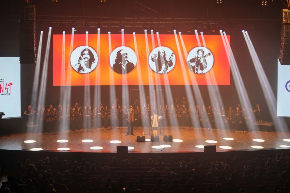 Selçuklu Belediyesi Sanat Akademisi Genç Korosu Erkin Koray Şarkılarıyla Unutulmaz Bir Gece Yaşattı