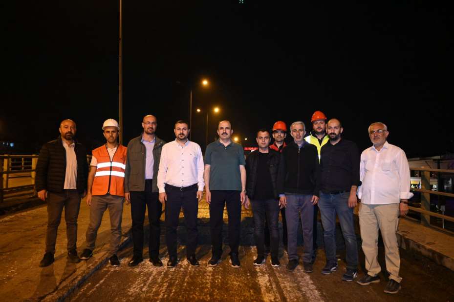 Başkan Altay Koyuncu Köprülü Kavşağı'nda Gece Devam Eden Asfalt Çalışmalarını İnceledi