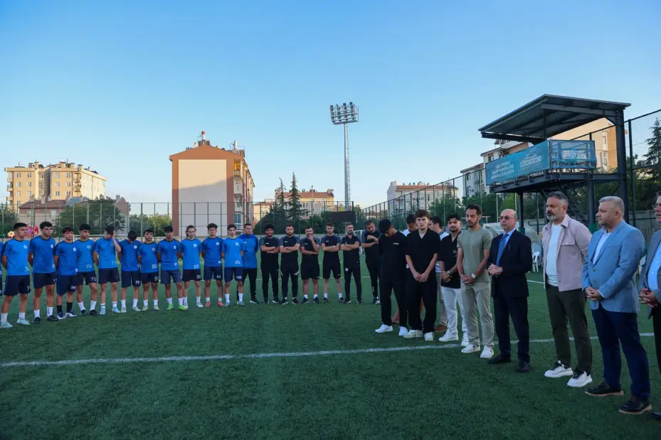 Konyasporlu Futbolculardan Selçuklu Belediyespor Kulübü U15 ve U17 Futbol Takımlarına Moral Ziyareti 