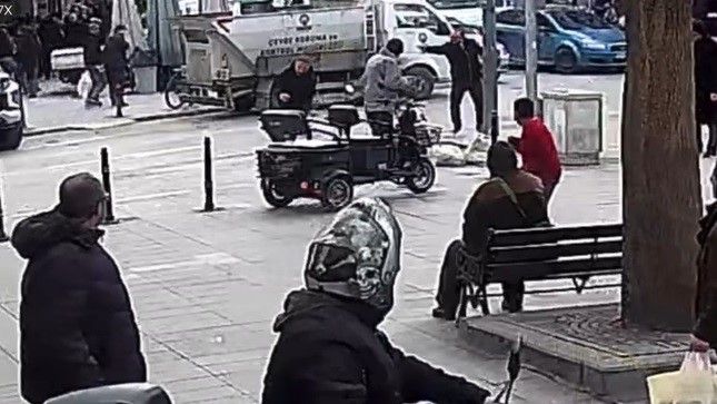  Sokak ortasında tabancayı peş peşe ateşleyerek husumetlisini vurdu