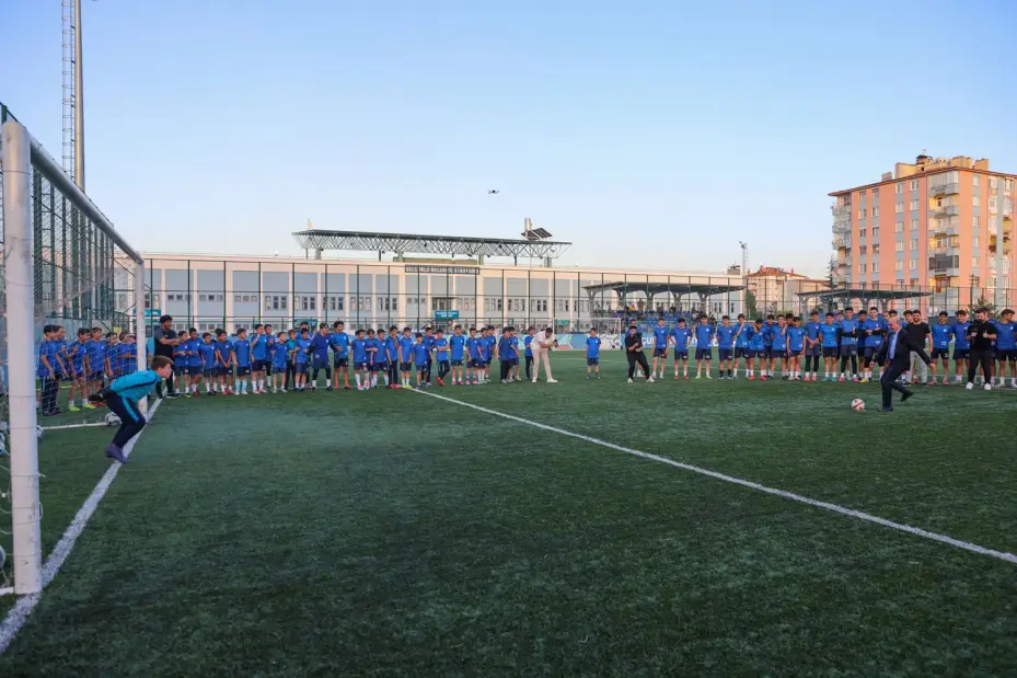Konyasporlu Futbolculardan Selçuklu Belediyespor Kulübü U15 ve U17 Futbol Takımlarına Moral Ziyareti 