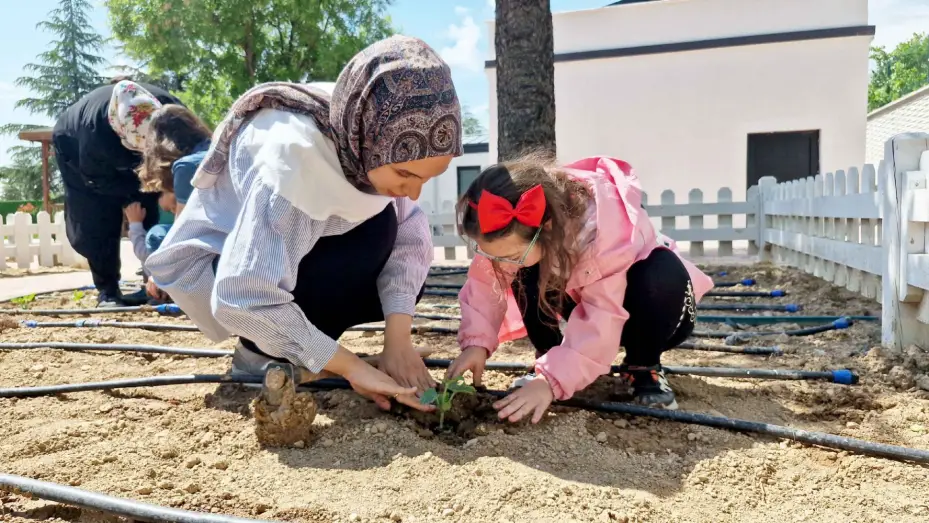 Özel Çocuklar Fideleri Toprakla Buluşturdu